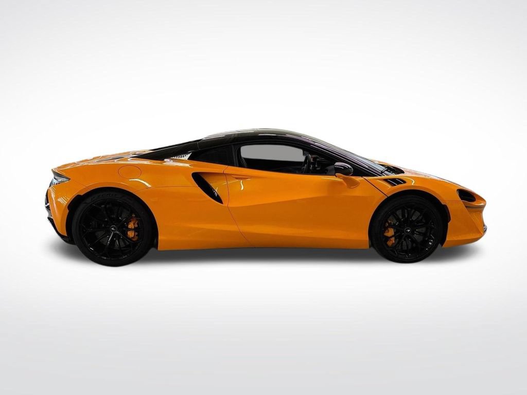 Used 2025 McLaren Artura RWD image 6