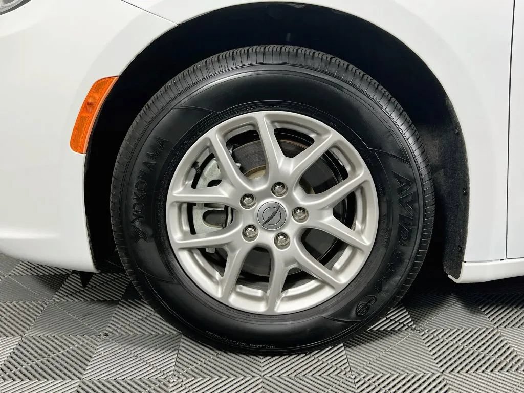 Used 2024 Chrysler Pacifica Touring-L FWD image 32