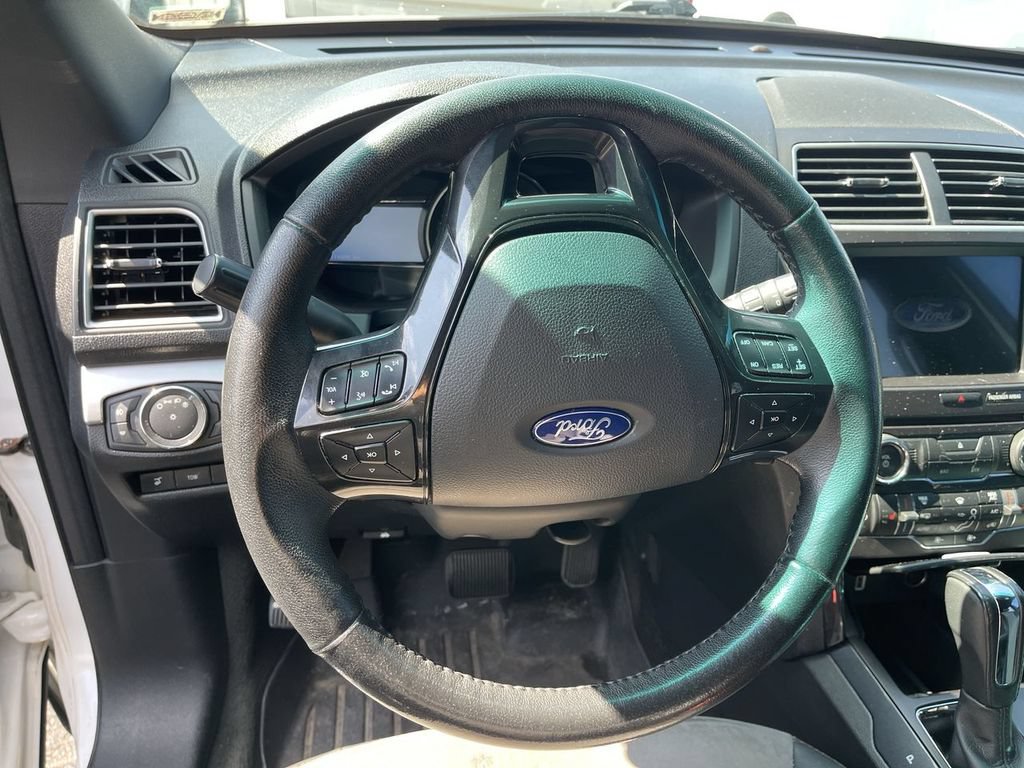 Used 2017 Ford Explorer XLT w/ Equipment Group 202A FWD image 5