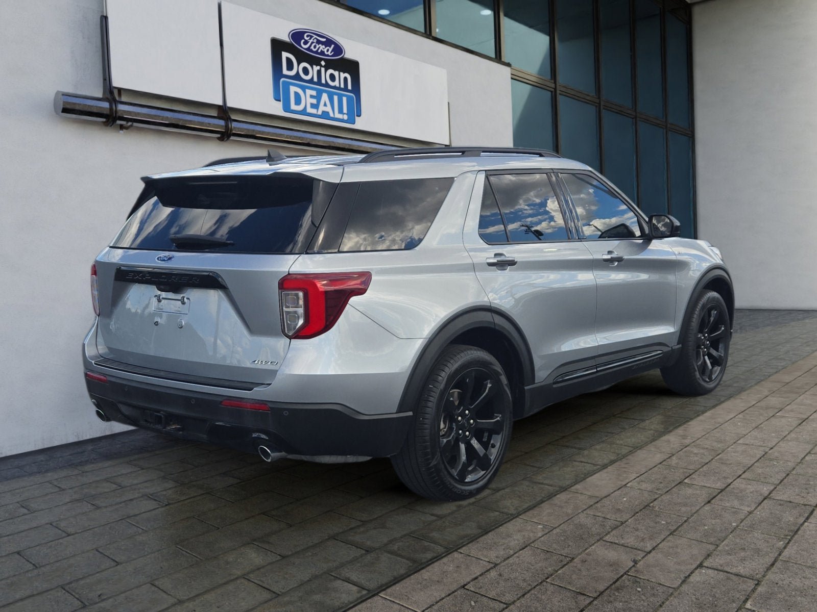Used 2023 Ford Explorer ST-Line w/ Class IV Trailer Tow Package AWD/4WD image 3