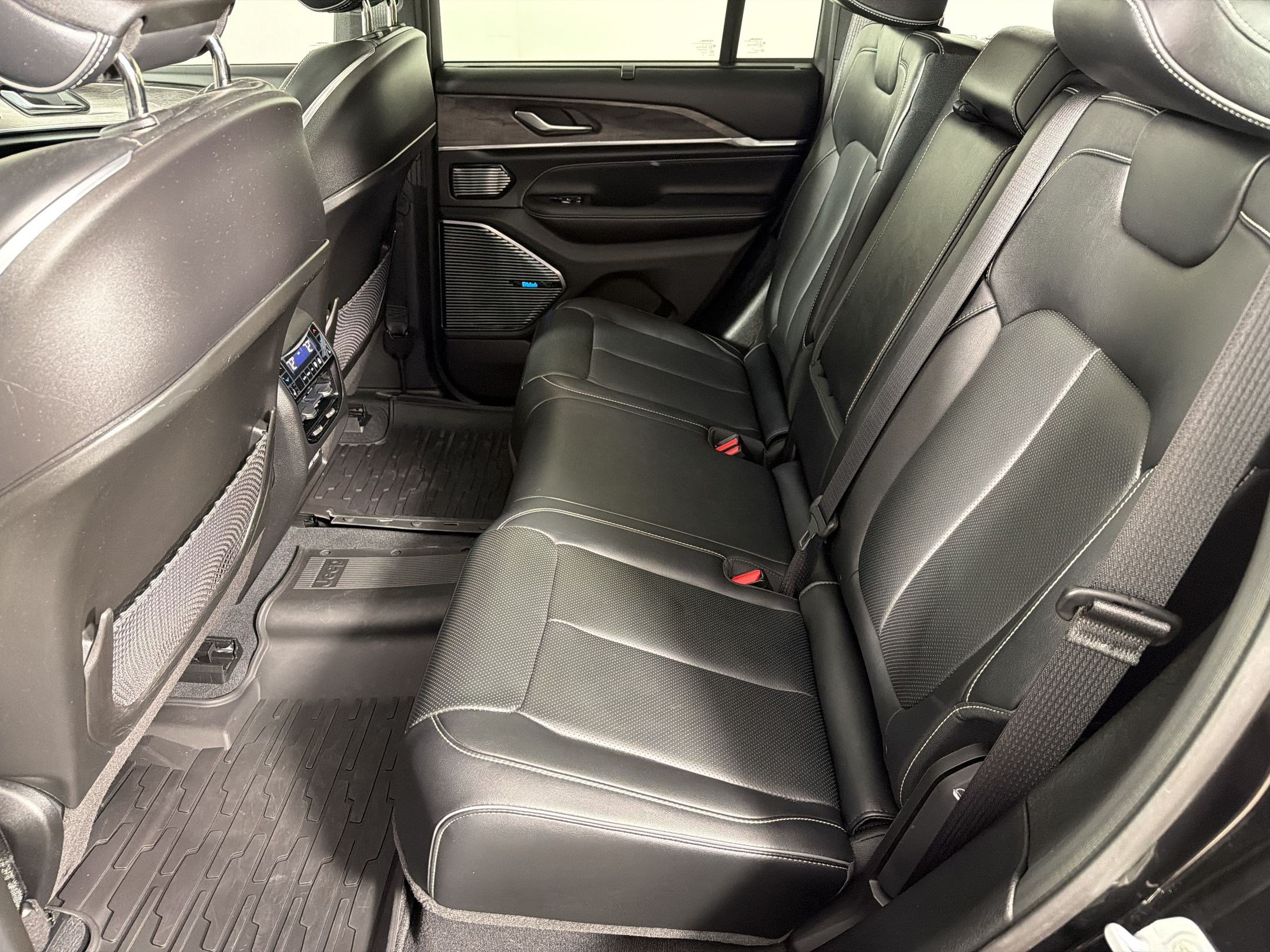 Used 2022 Jeep Grand Cherokee Overland w/ Luxury Tech Group IV AWD/4WD image 23