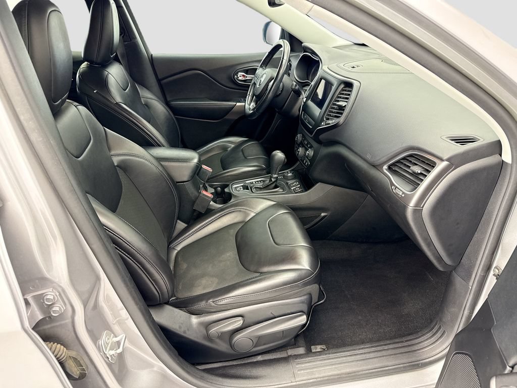 Used 2019 Jeep Cherokee Latitude Plus w/ Comfort/Convenience Group AWD/4WD image 18