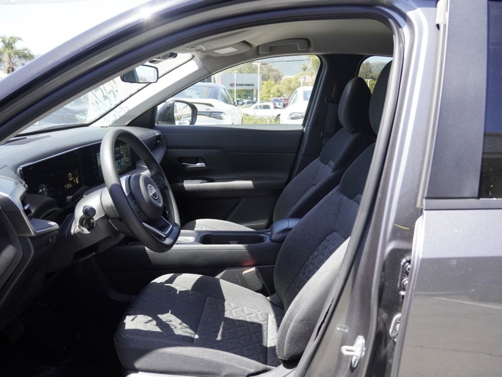 Used 2025 Nissan Kicks SV w/ Charging Package FWD image 14