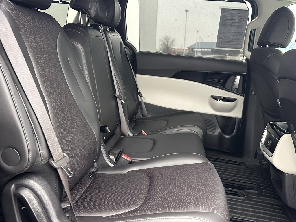 Used 2024 Kia Carnival EX image 16
