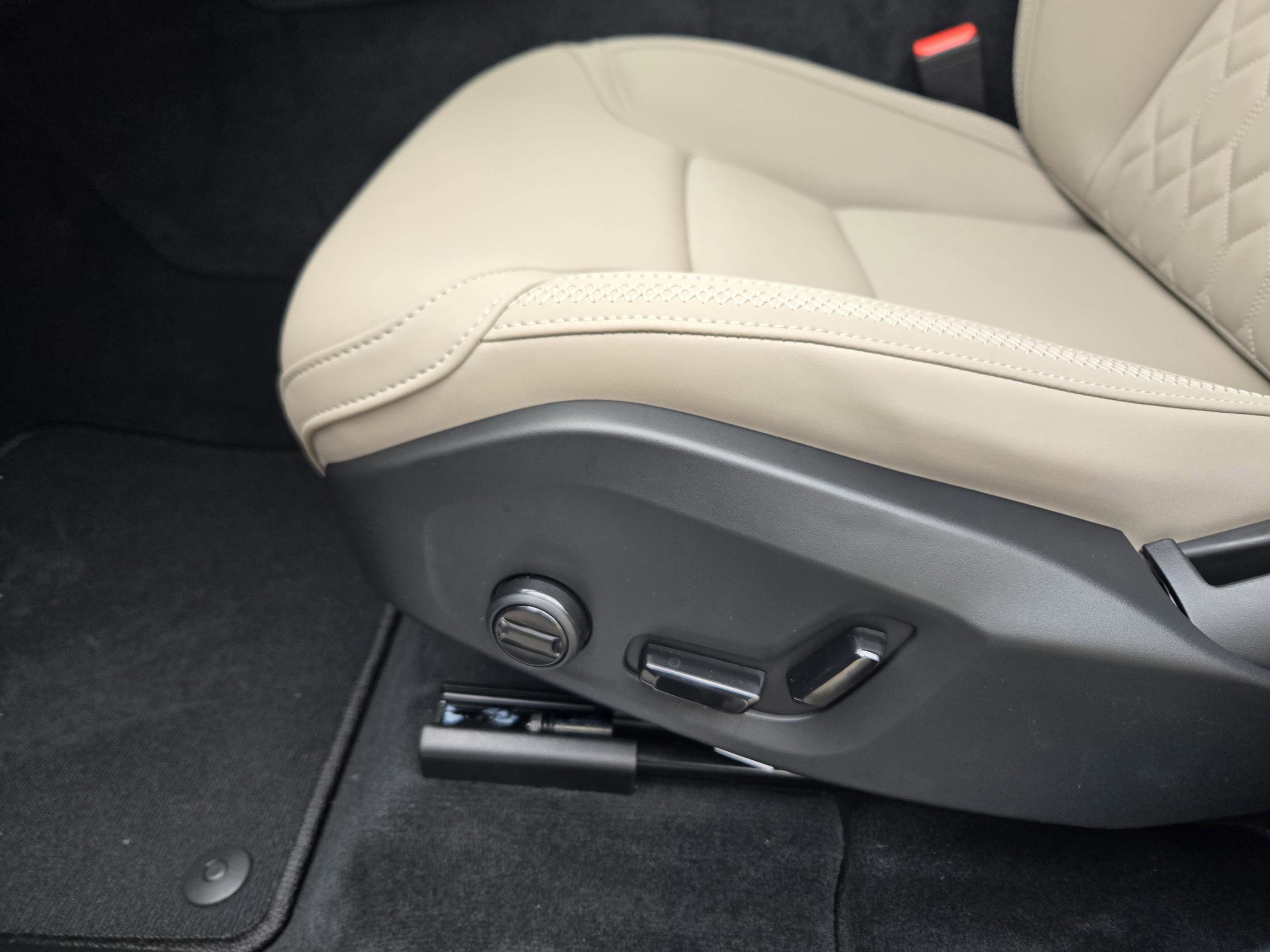 New 2026 Volvo XC60 B5 Plus w/ Protection Package Premier AWD/4WD image 19