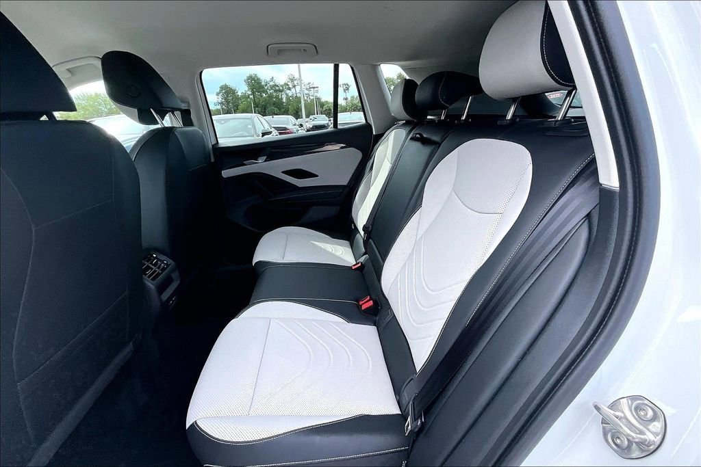 Certified 2025 Volkswagen Tiguan SE image 17