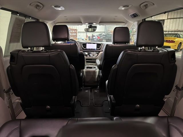 Used 2023 Chrysler Pacifica Touring-L image 23