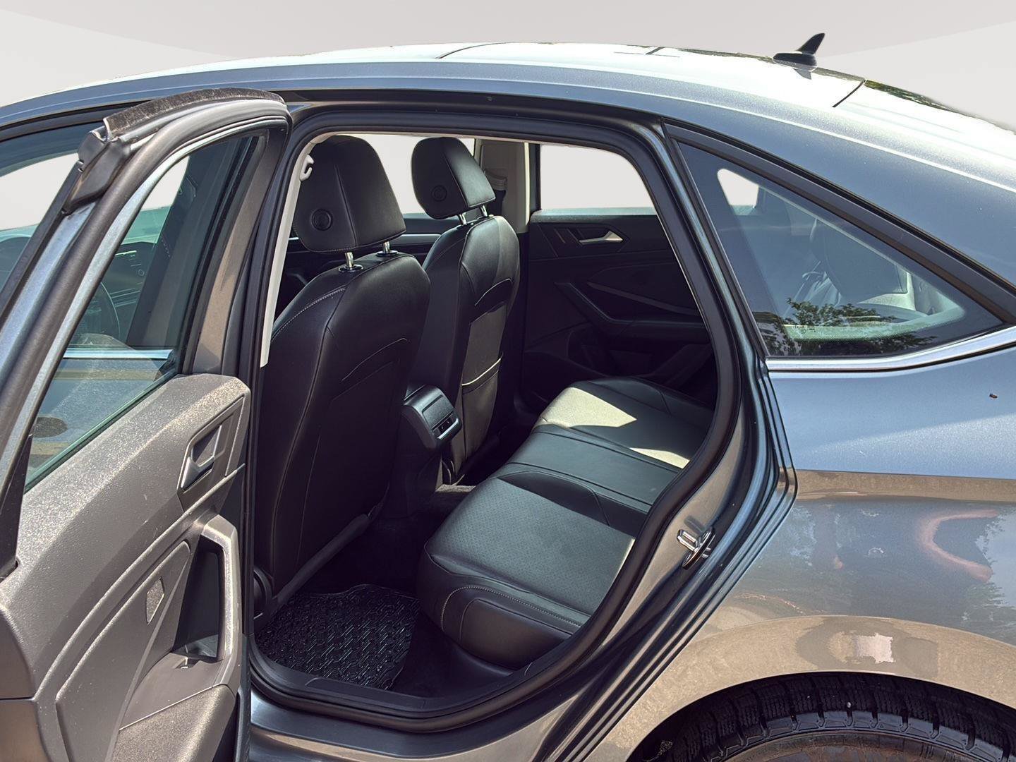 Used 2019 Volkswagen Jetta SE w/ Cold Weather Package FWD image 28