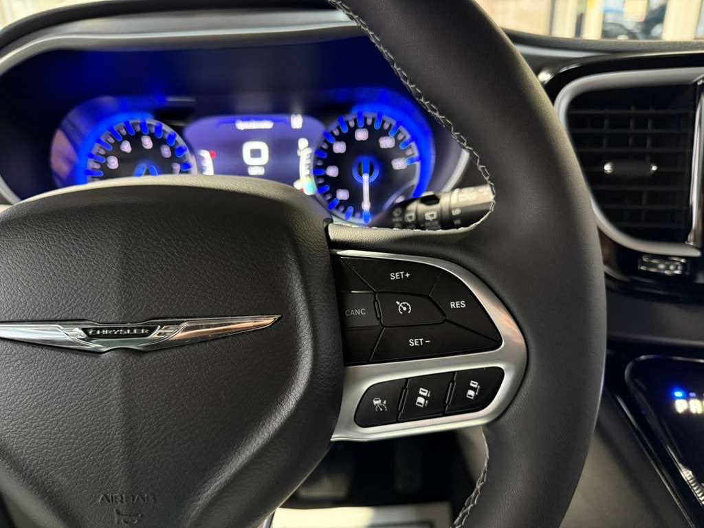 Used 2025 Chrysler Pacifica Select image 12