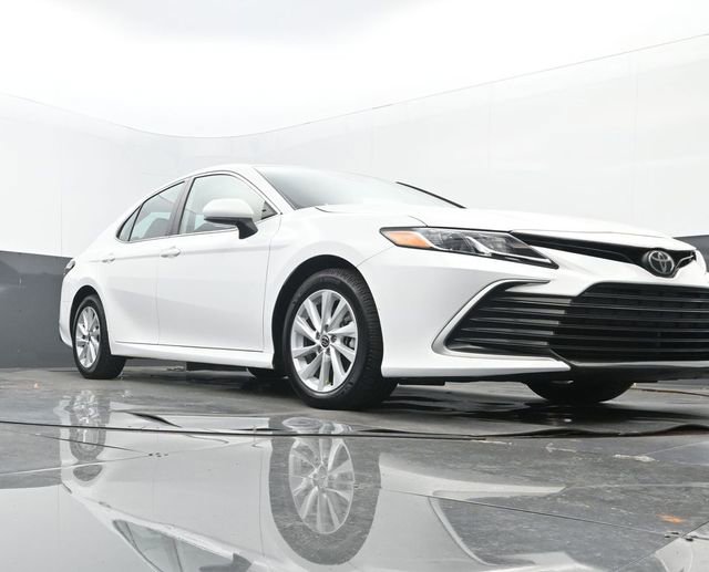 Used 2021 Toyota Camry LE image 25