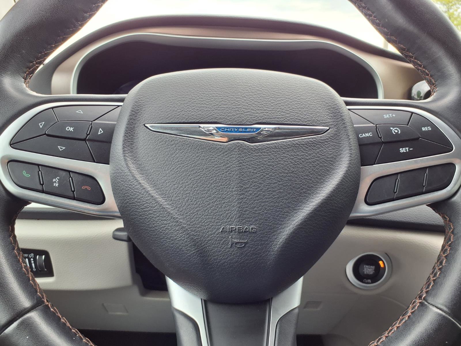 Used 2018 Chrysler Pacifica Touring-L w/ Tire & Wheel Group FWD image 18