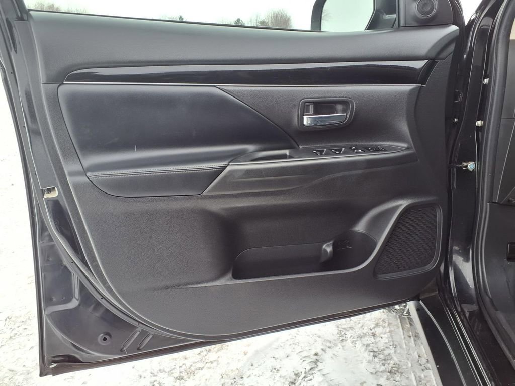 Used 2019 Mitsubishi Outlander FWD image 23