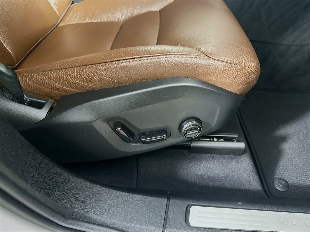 Used 2023 Volvo XC60 B5 Plus image 24