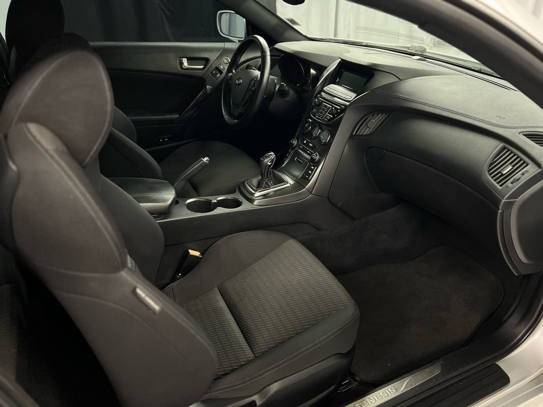 Used 2015 Hyundai Genesis 3.8 image 18