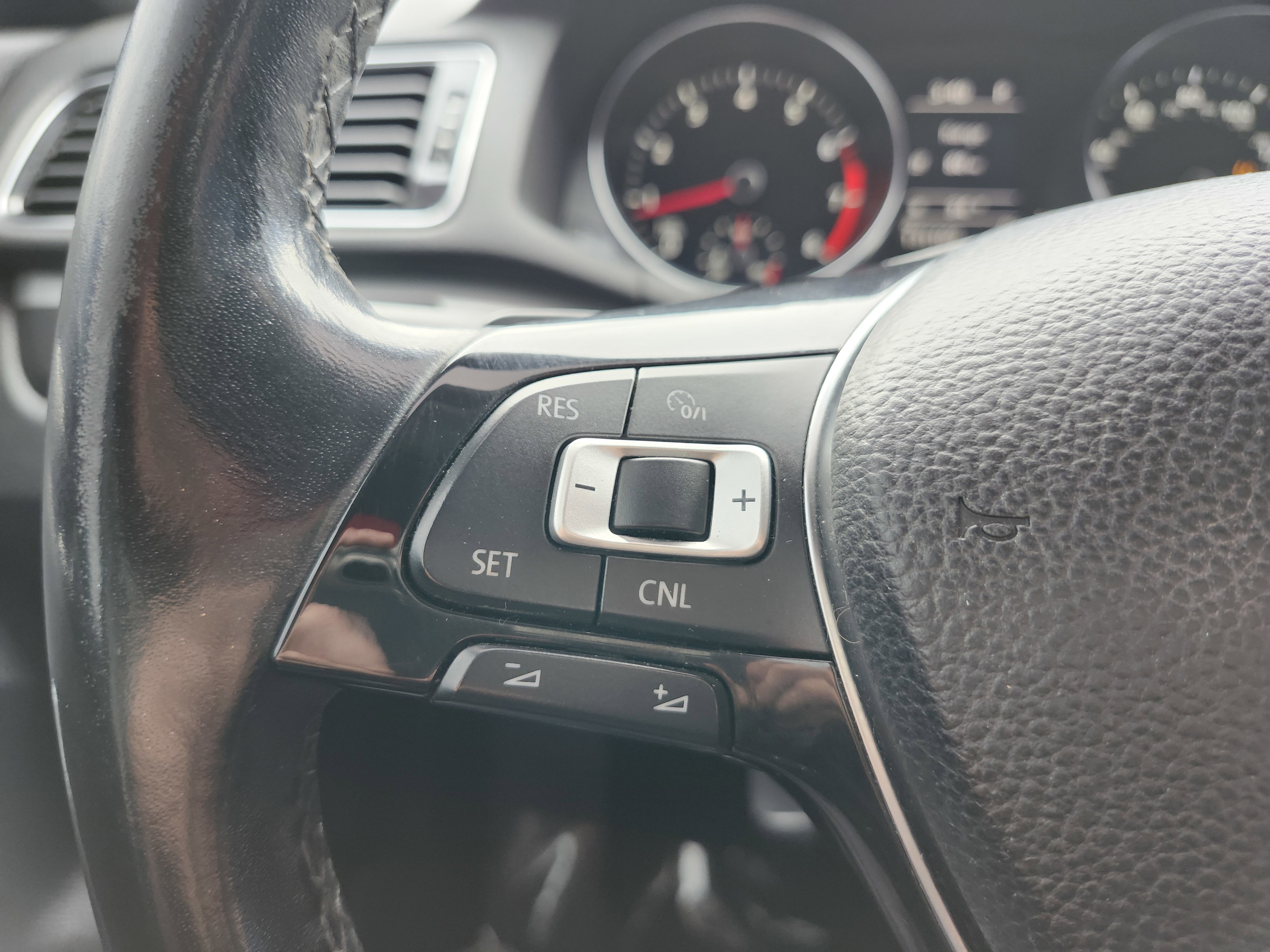 Used 2017 Volkswagen Passat 1.8T R-Line w/ R-Line Lighting Package image 33