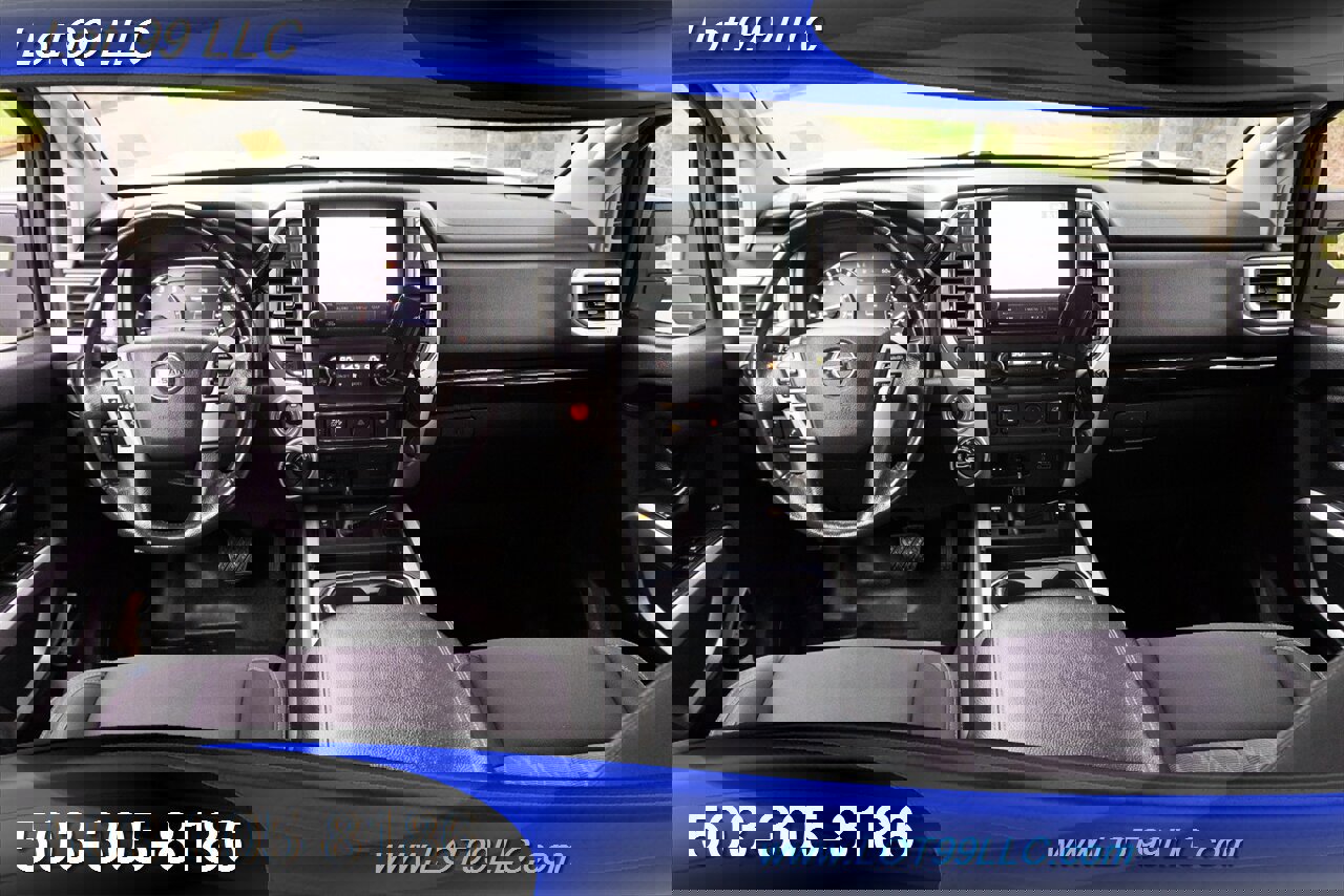 Used 2021 Nissan Titan SV w/ SV Convenience Package image 2