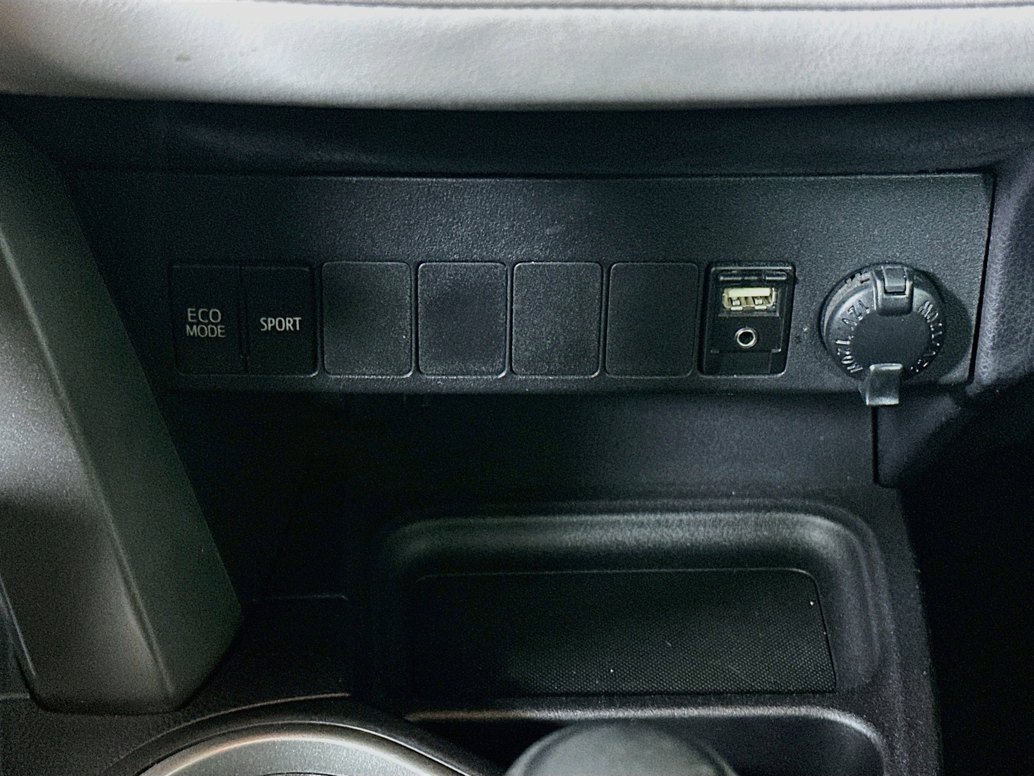 Used 2017 Toyota RAV4 XLE FWD image 25