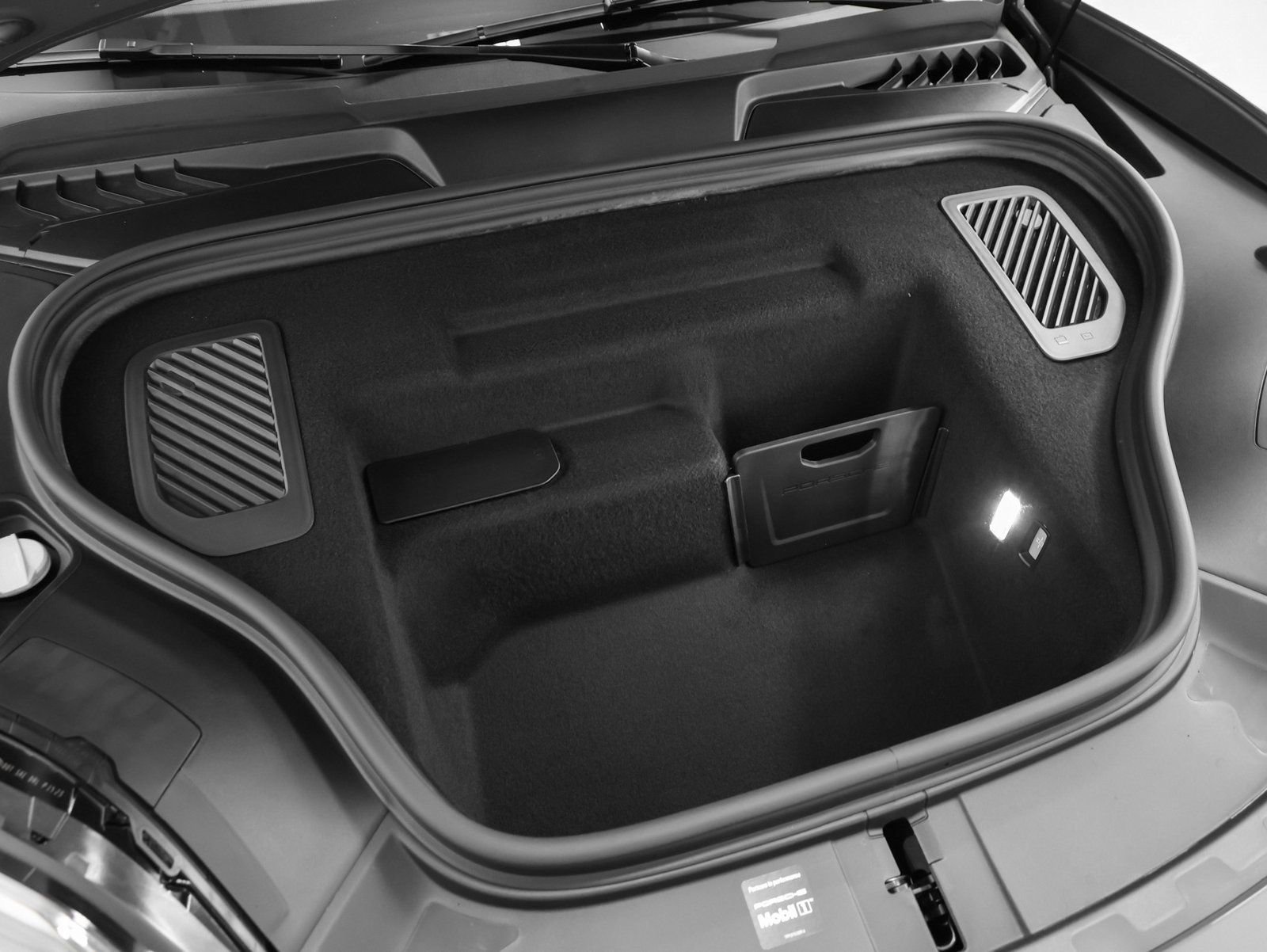 New 2026 Porsche Macan 4 Electric image 17