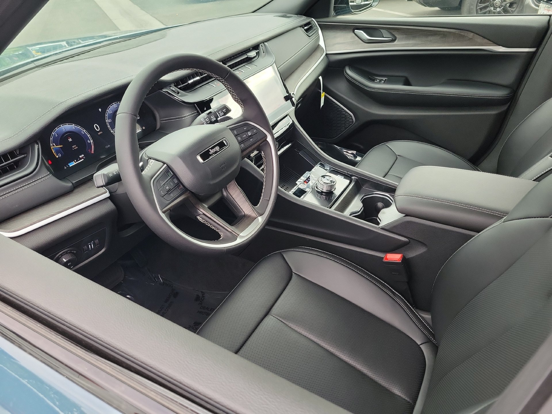 New 2026 Jeep Grand Cherokee Limited w/ Luxury Tech Group II RWD image 3
