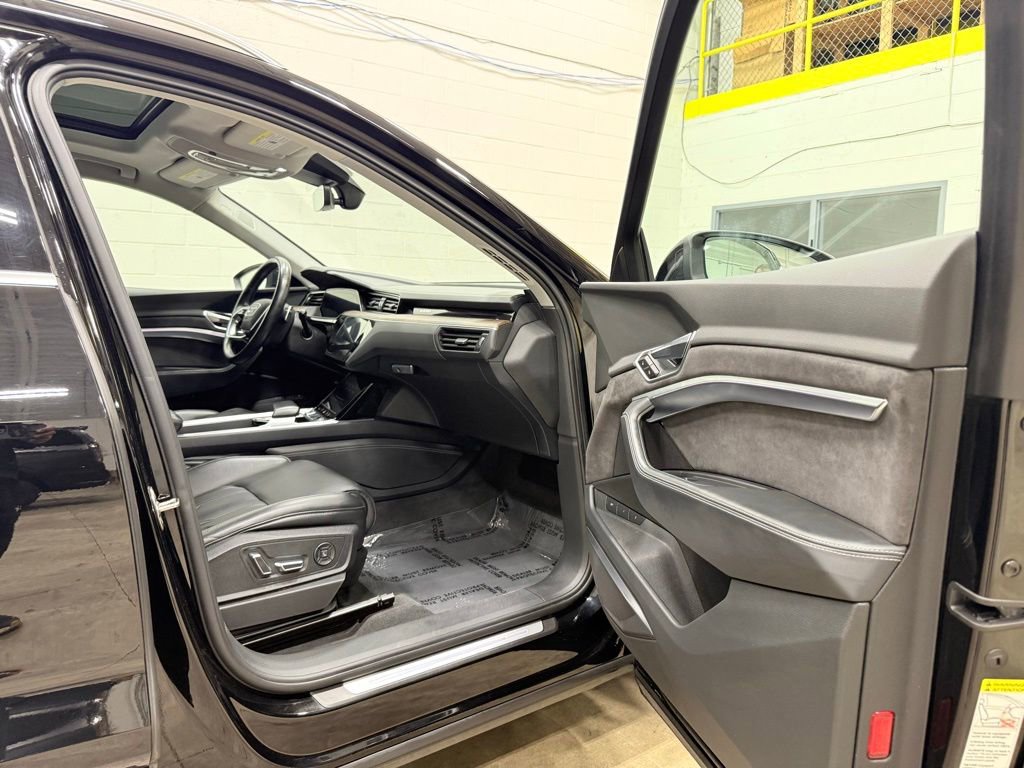 Used 2019 Audi e-tron Prestige w/ Prestige Package AWD/4WD image 37