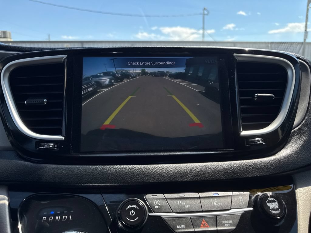 Used 2023 Chrysler Pacifica Touring-L FWD image 18