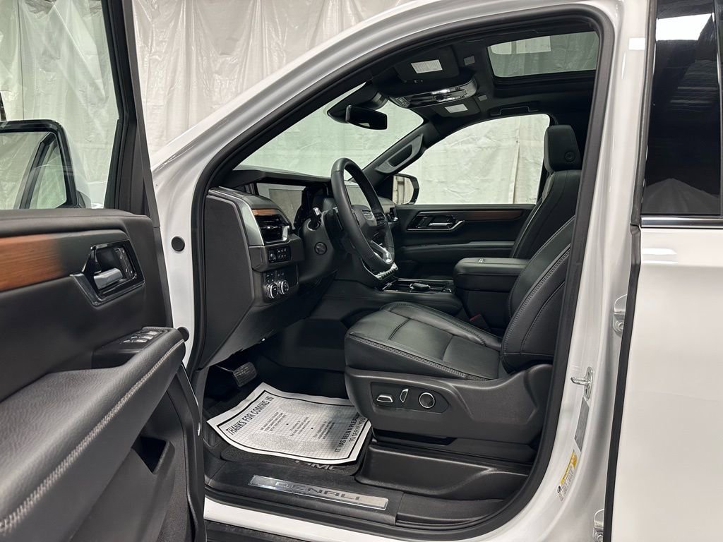 Used 2025 GMC Yukon Denali w/ Sun & Power Step Package image 10
