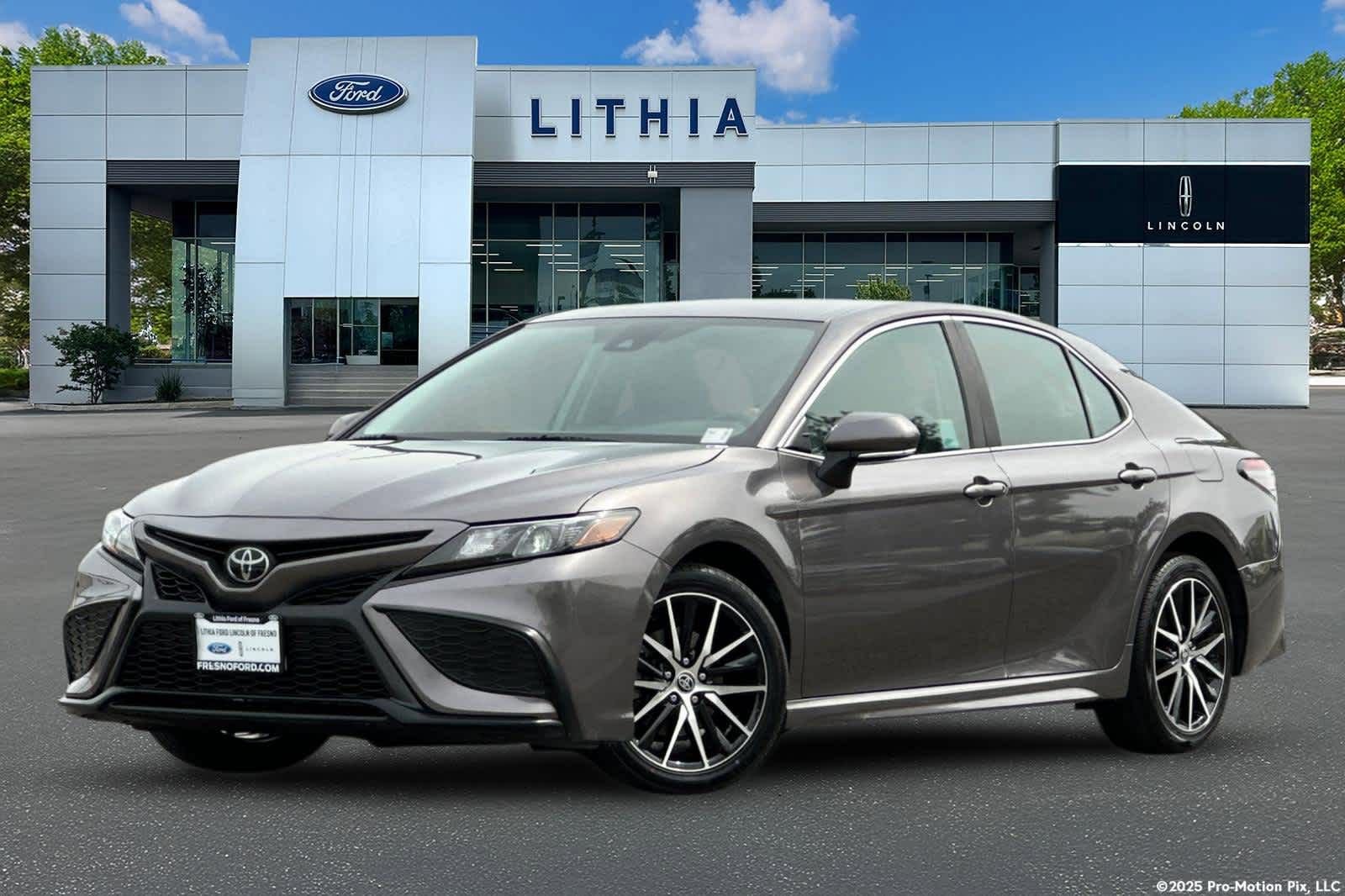 Used 2023 Toyota Camry SE image 1