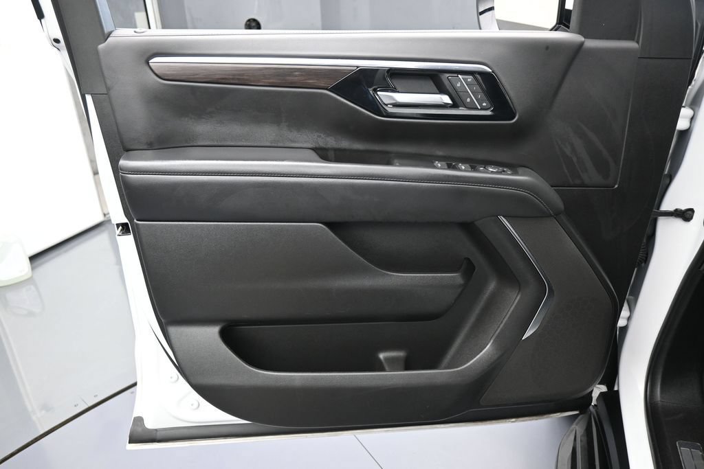 Used 2025 Chevrolet Suburban LT RWD image 13