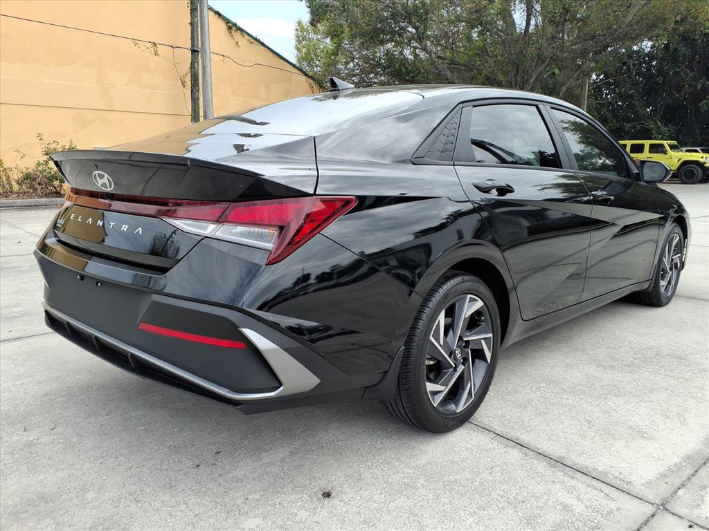 Used 2025 Hyundai Elantra Sport image 30