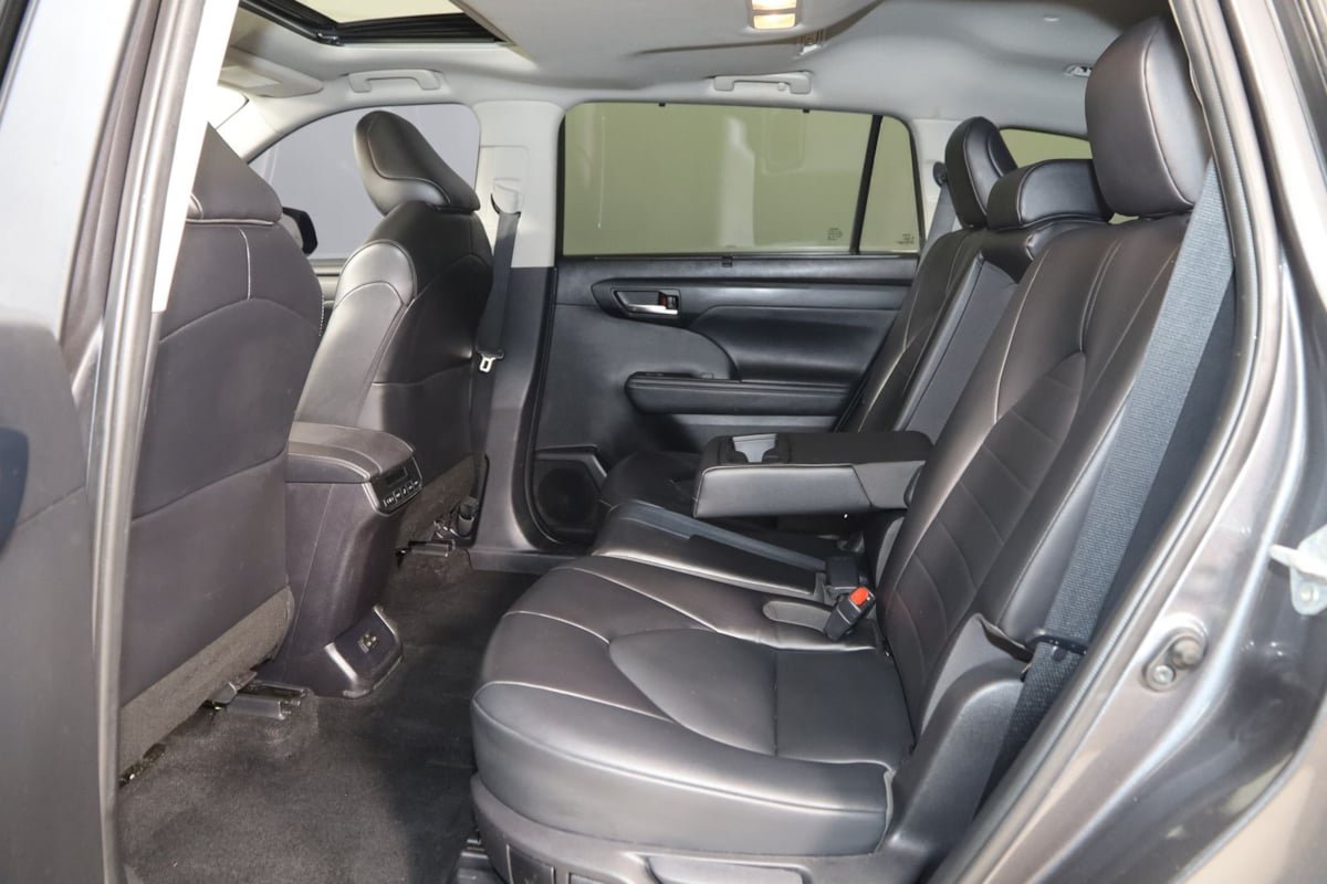 Used 2022 Toyota Highlander XLE FWD image 46