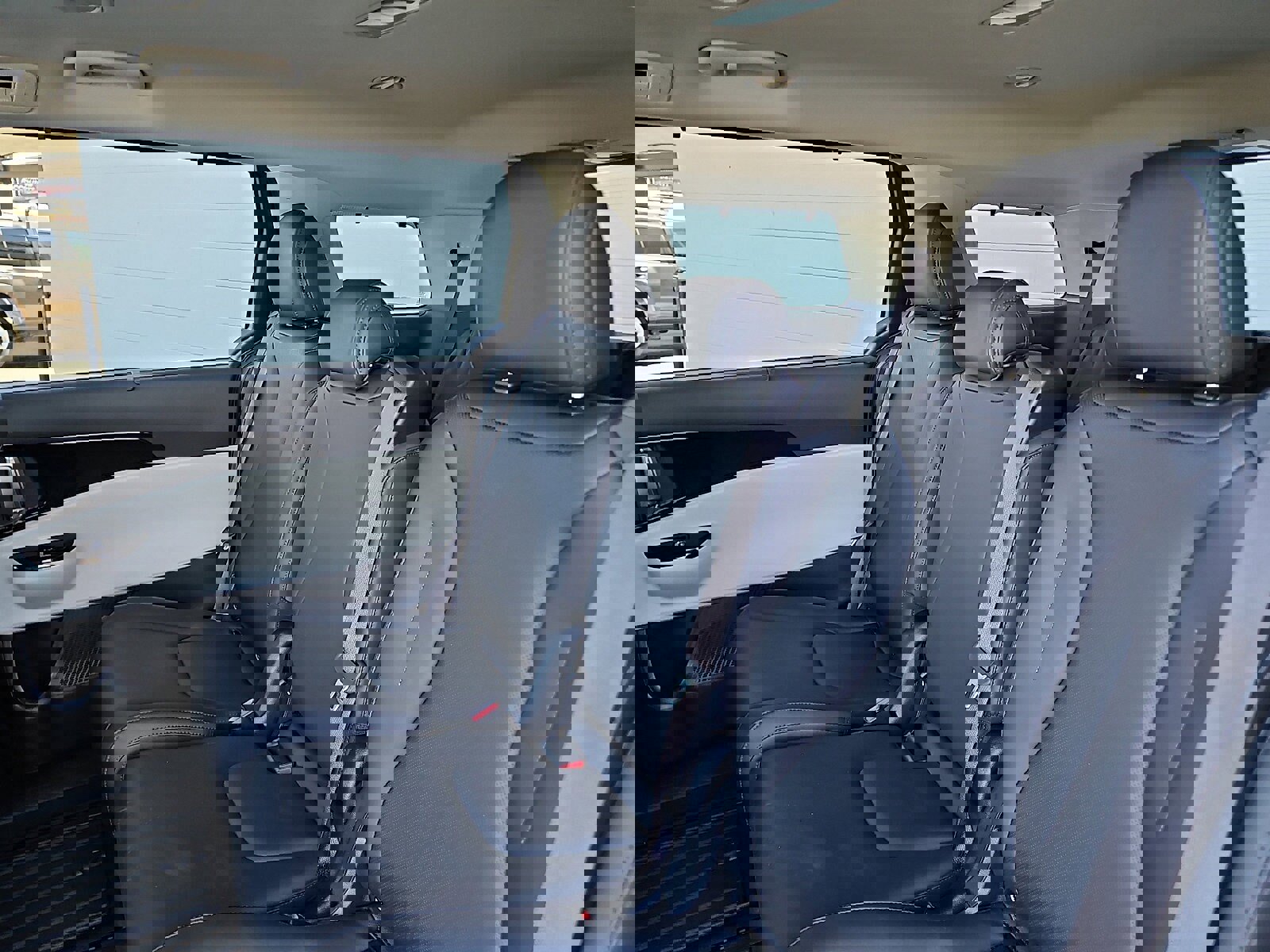 Used 2024 Kia Carnival EX image 6