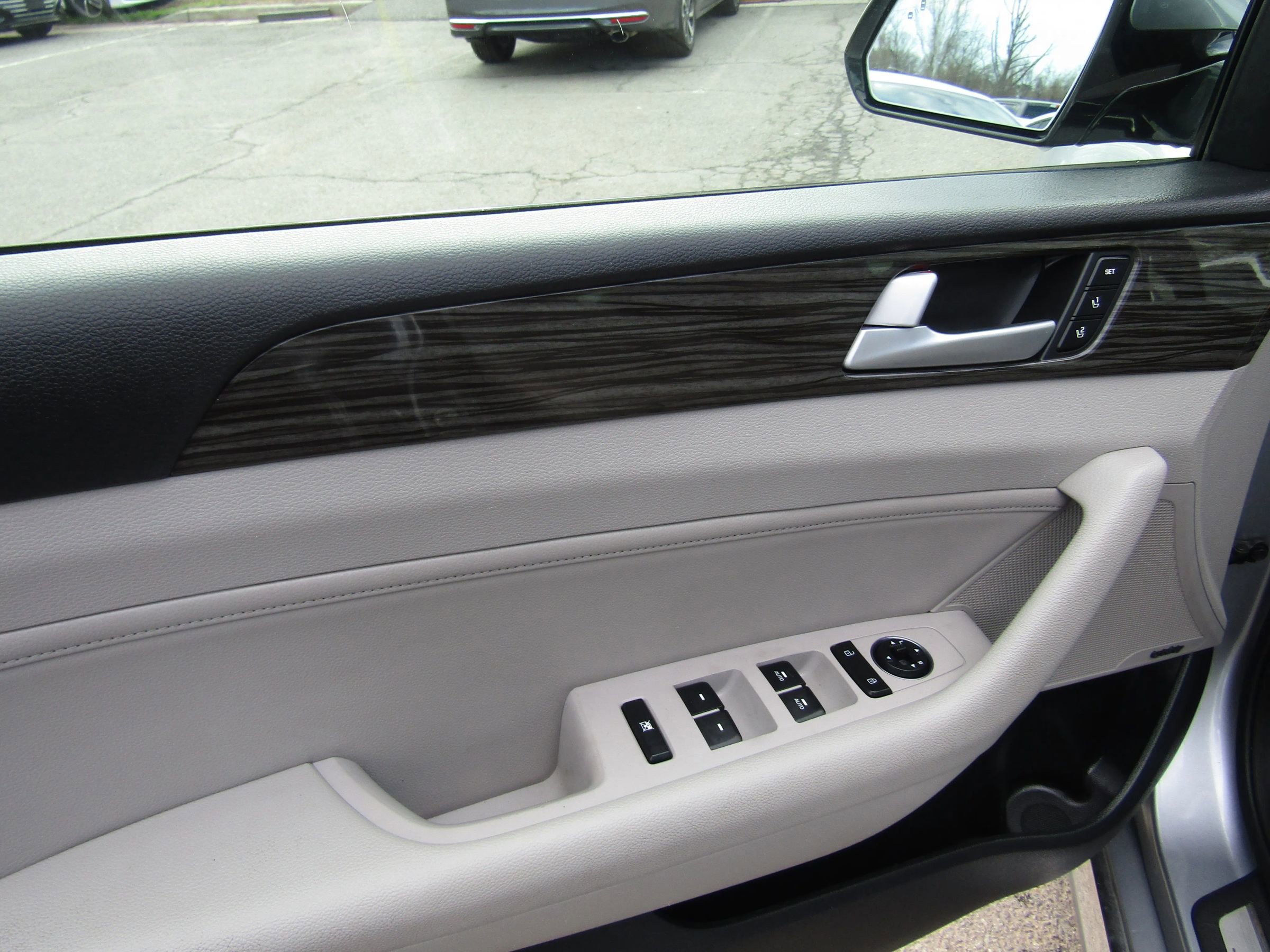 Used 2015 Hyundai Sonata Limited w/ Option Group 06 FWD image 23
