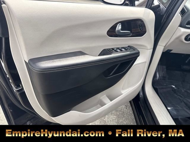 Used 2023 Chrysler Pacifica Limited image 18