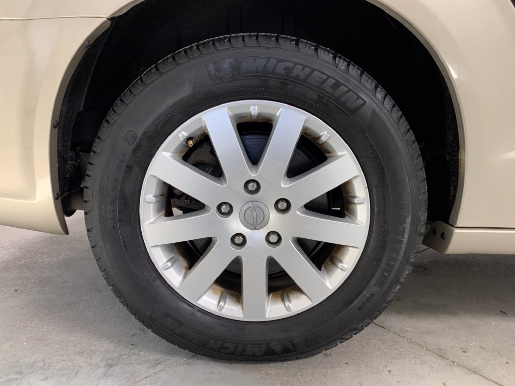 Used 2016 Chrysler Town & Country Touring FWD image 9