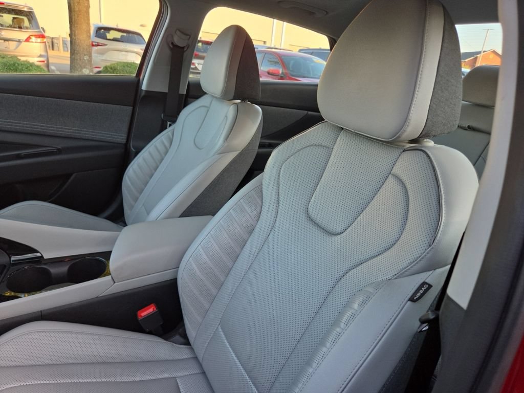 Used 2025 Hyundai Elantra Limited FWD image 18