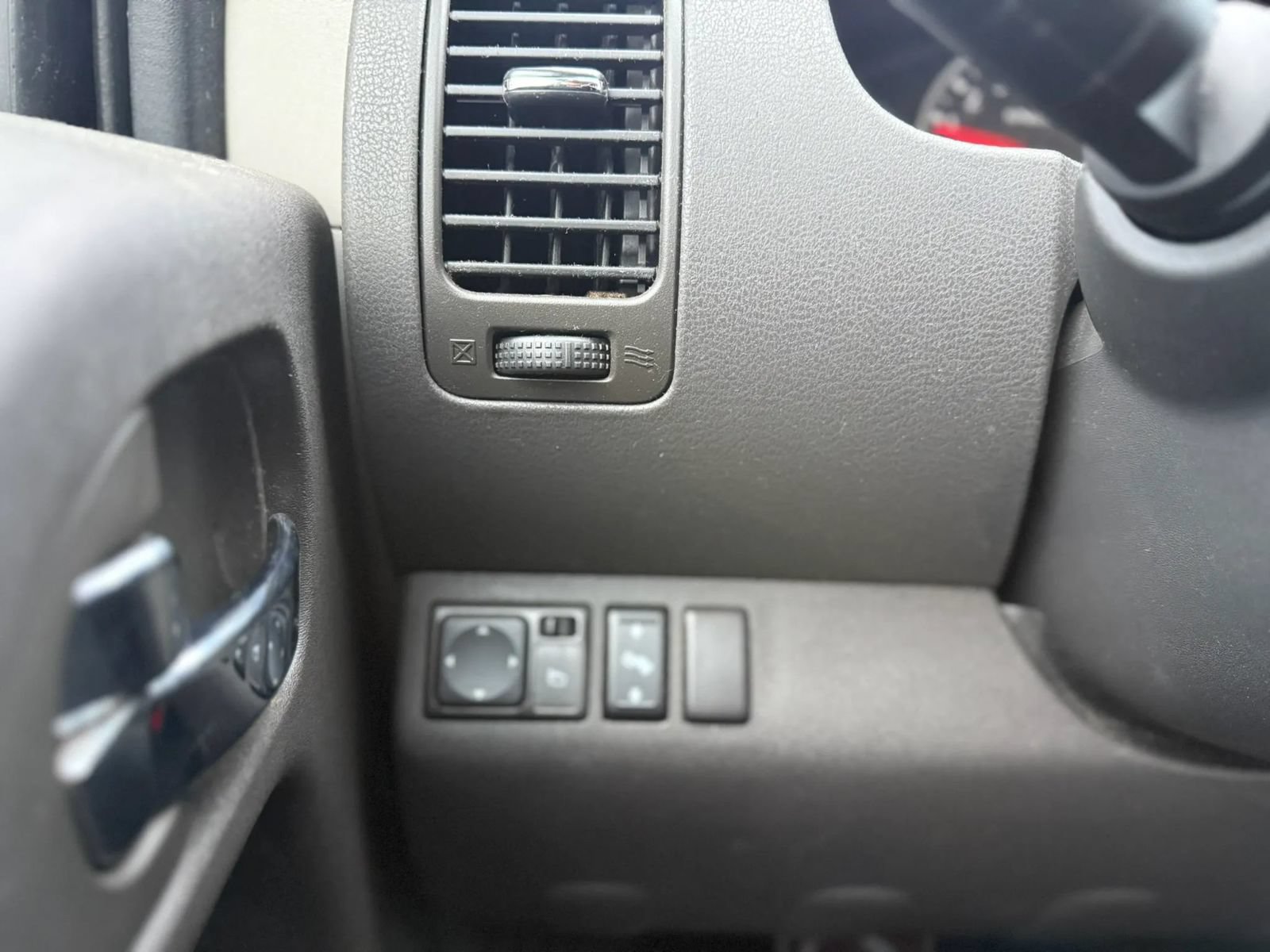 Used 2010 Nissan Pathfinder SE AWD/4WD image 13