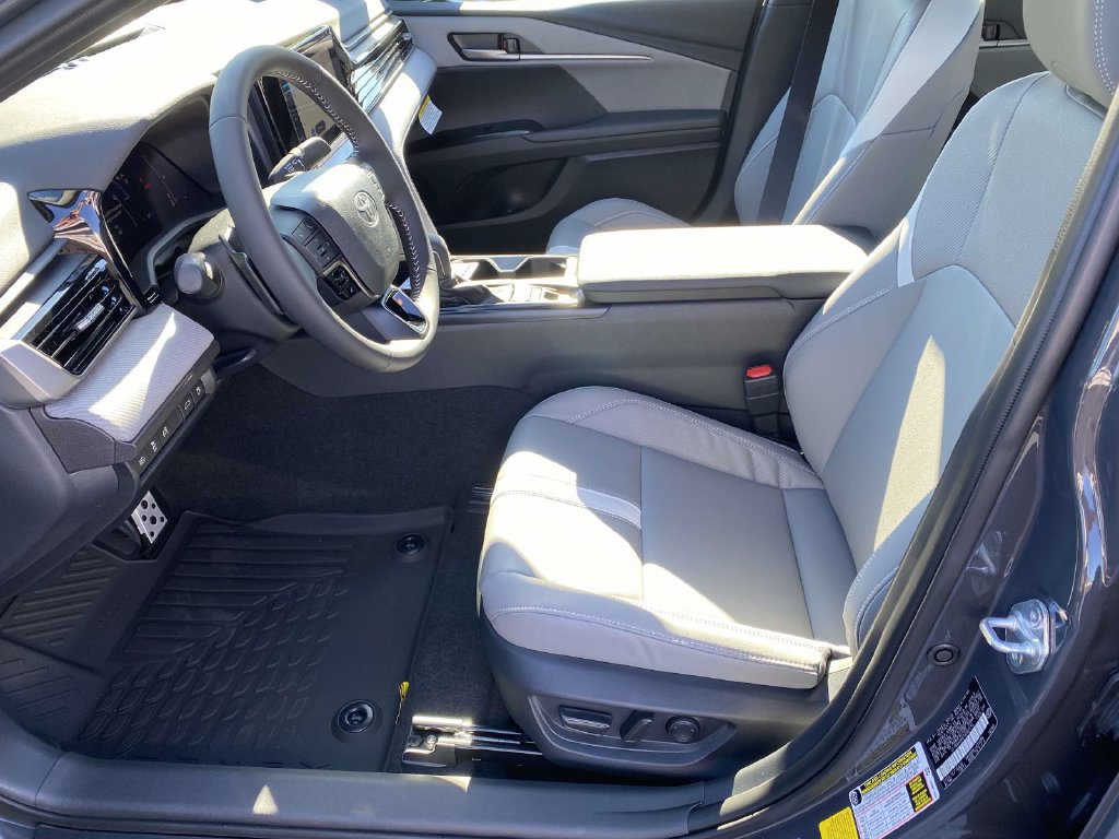 New 2026 Toyota Camry Hybrid FWD image 12