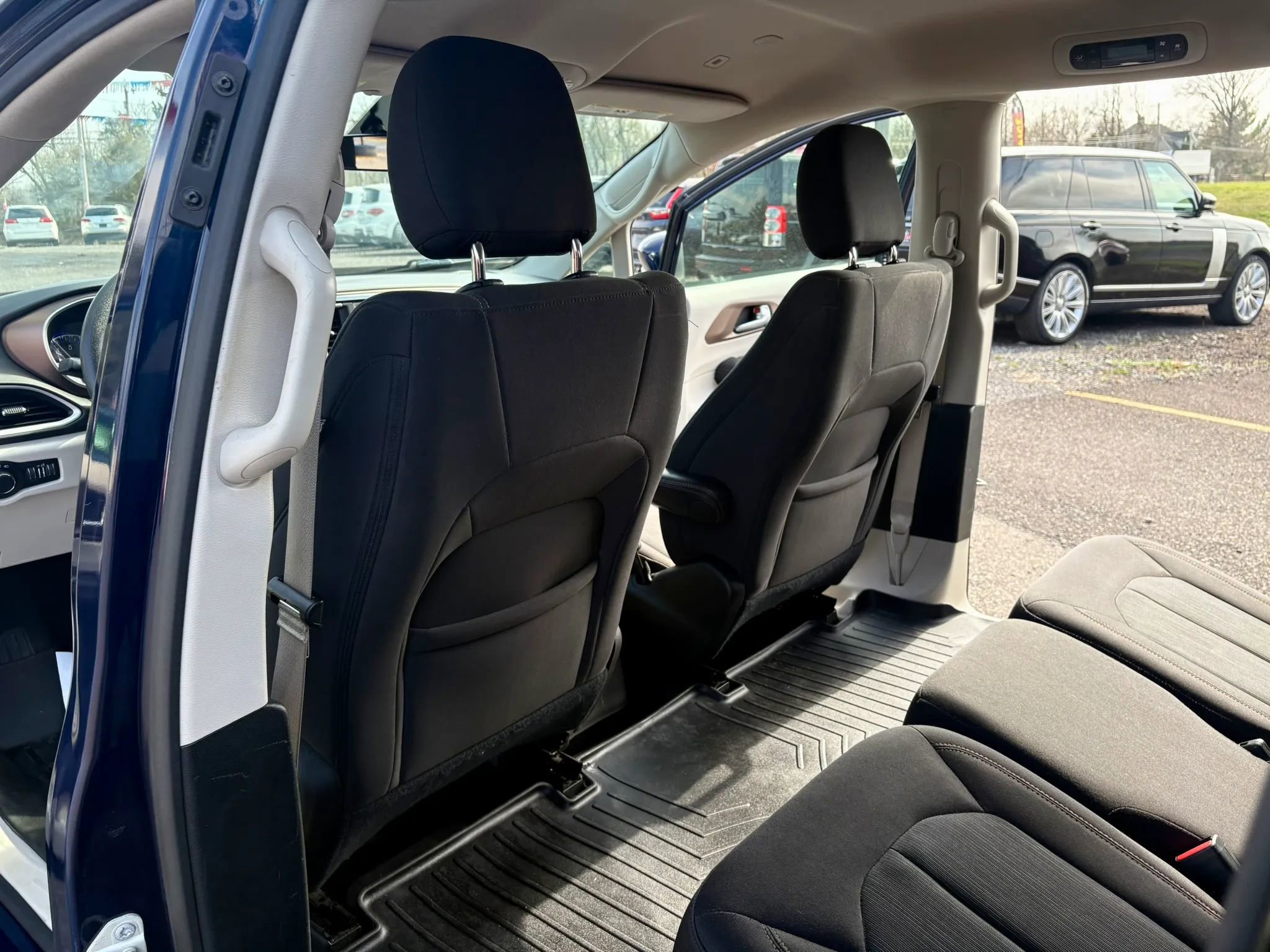 Used 2018 Chrysler Pacifica LX image 16