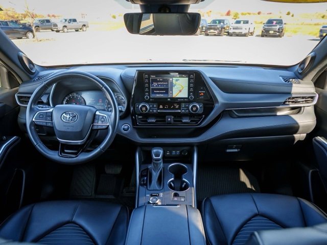 Used 2022 Toyota Highlander XSE image 25