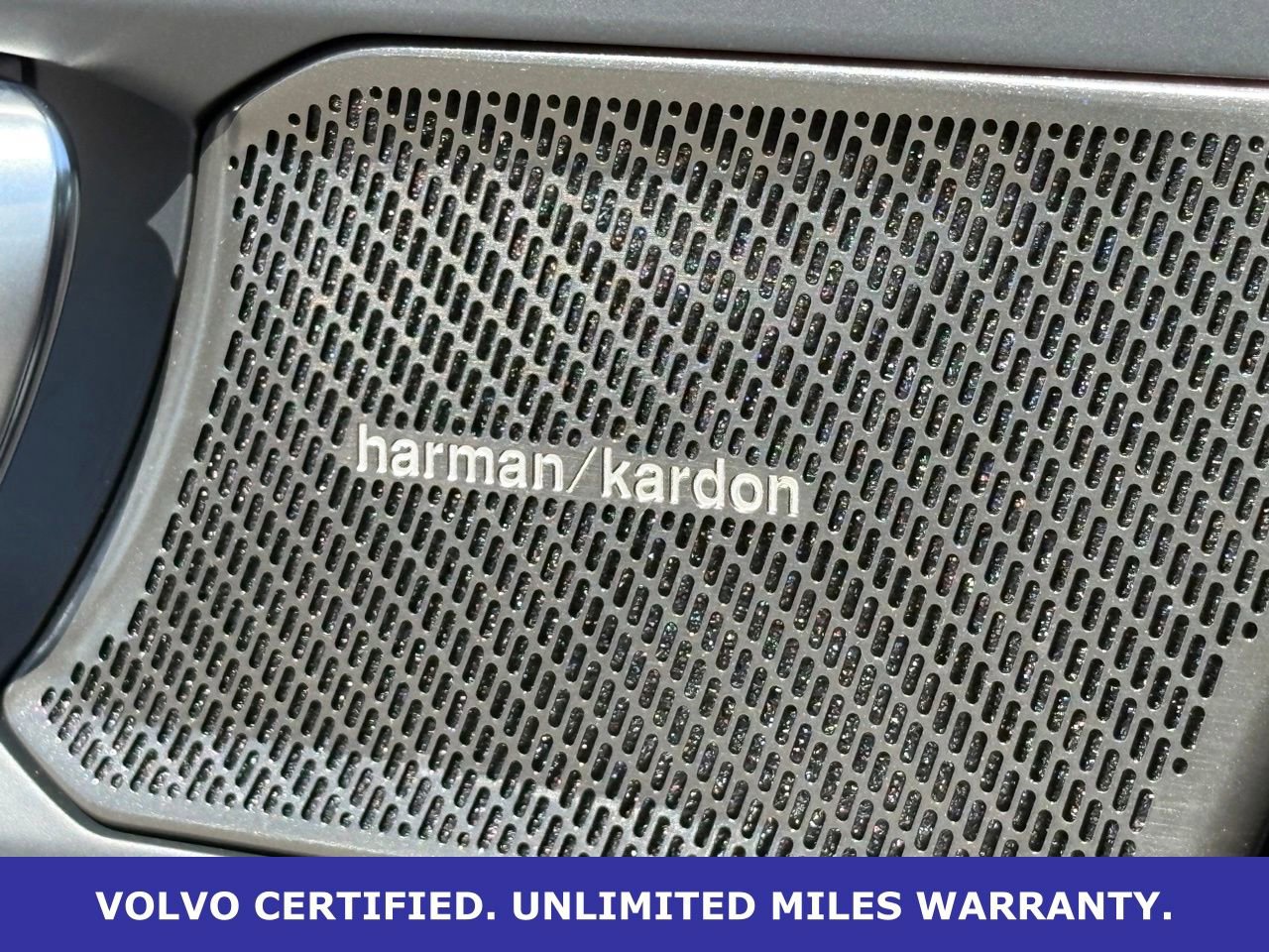 Certified 2024 Volvo XC40 B5 Ultimate w/ Protection Package Premier image 25