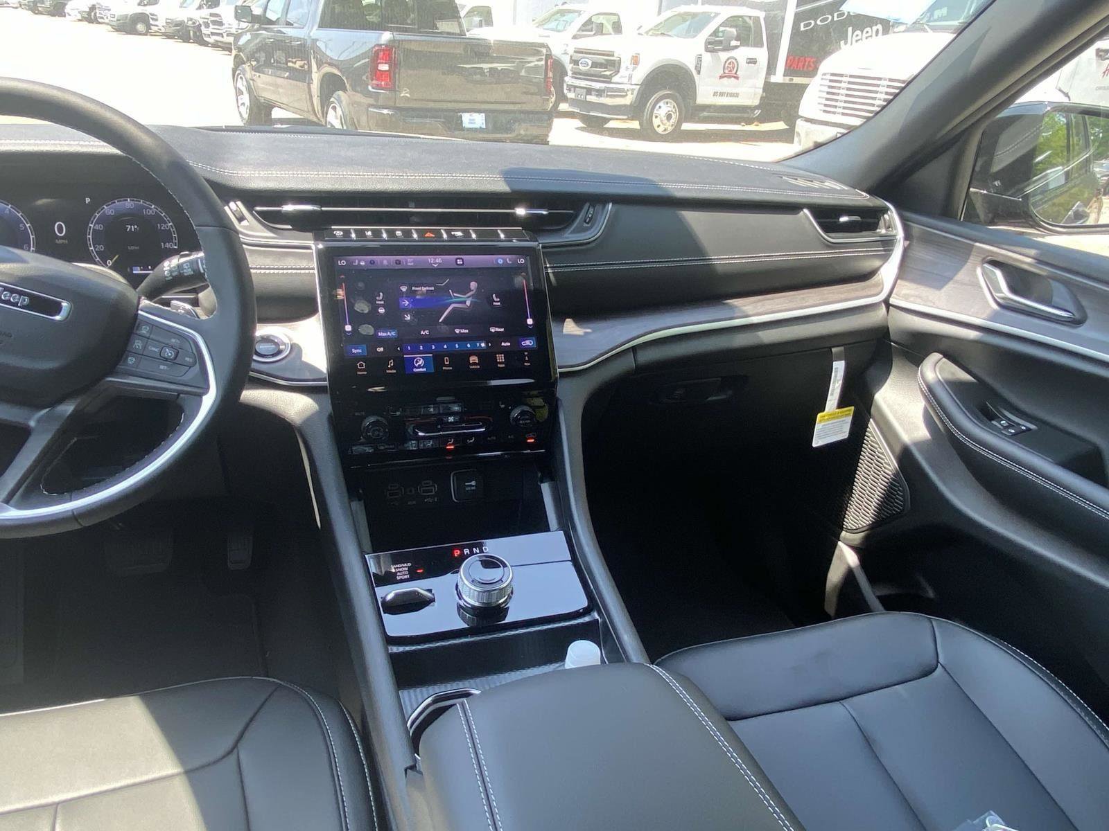 New 2025 Jeep Grand Cherokee Limited w/ Black Appearance Package image 9