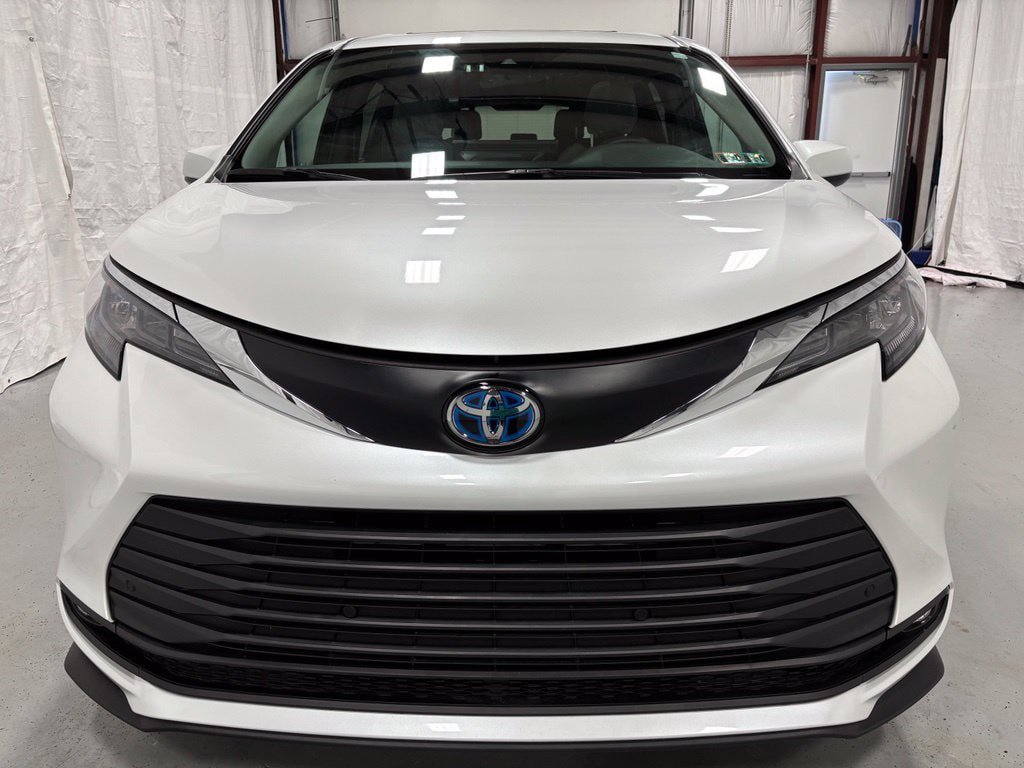 Used 2025 Toyota Sienna XLE AWD/4WD image 2