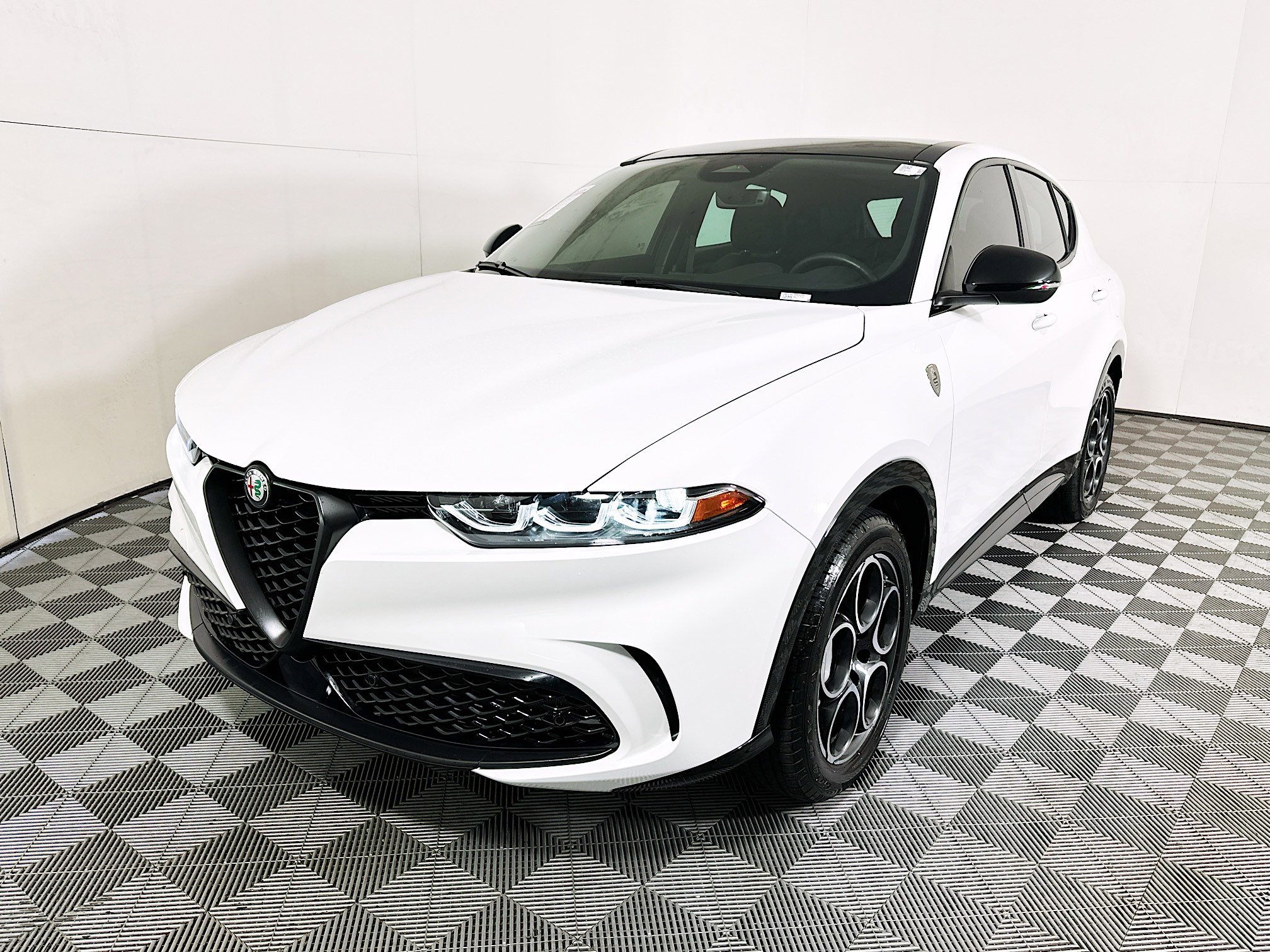 Used 2025 Alfa Romeo Tonale w/ Premium Package image 7