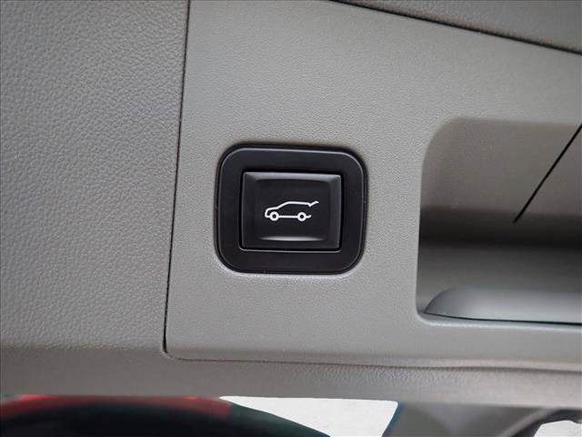 Used 2017 Cadillac XT5 Luxury w/ Driver Awareness Package FWD image 9