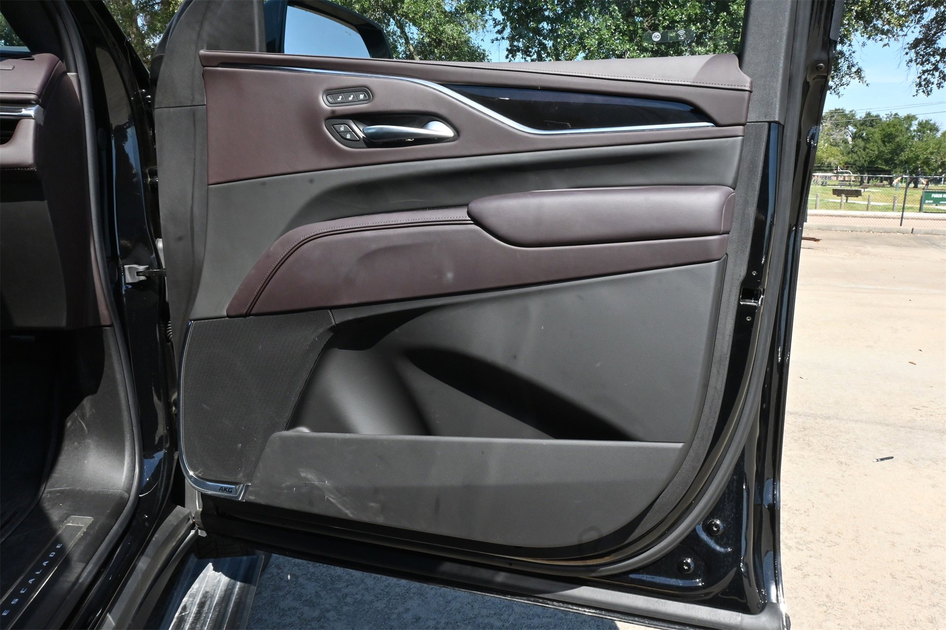 Used 2023 Cadillac Escalade Sport Platinum w/ LPO, ONYX Package image 27