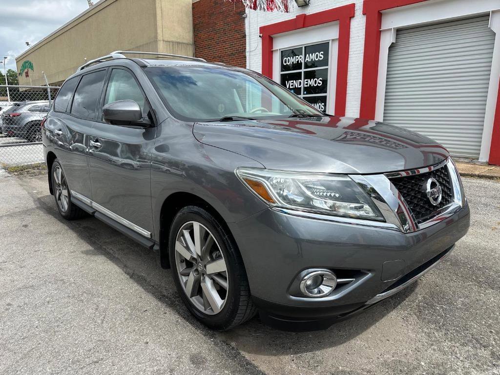 Used 2015 Nissan Pathfinder Platinum w/ Family Entertainment Package FWD image 3