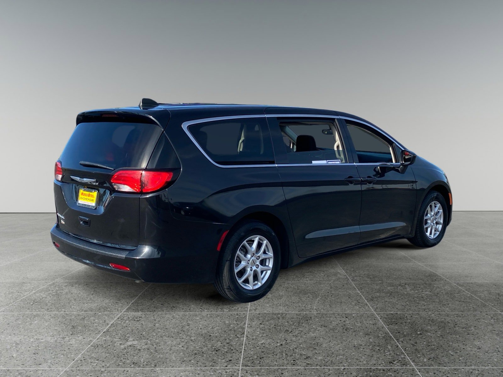 Used 2023 Chrysler Voyager LX image 5