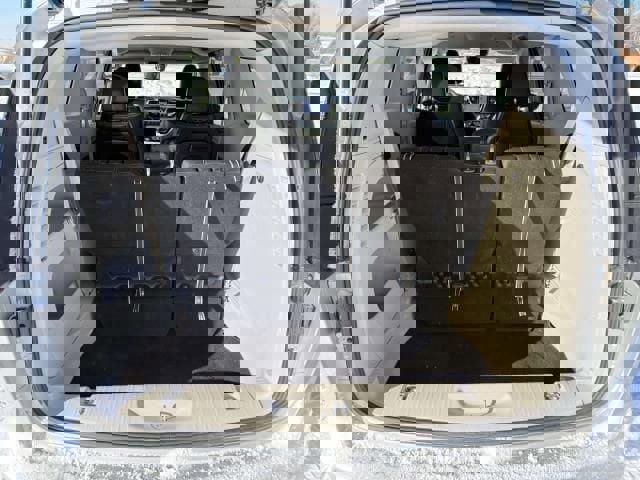 Used 2023 Chrysler Pacifica Touring-L image 8