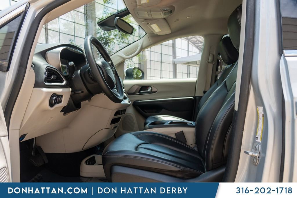 Used 2023 Chrysler Pacifica Touring-L FWD image 3