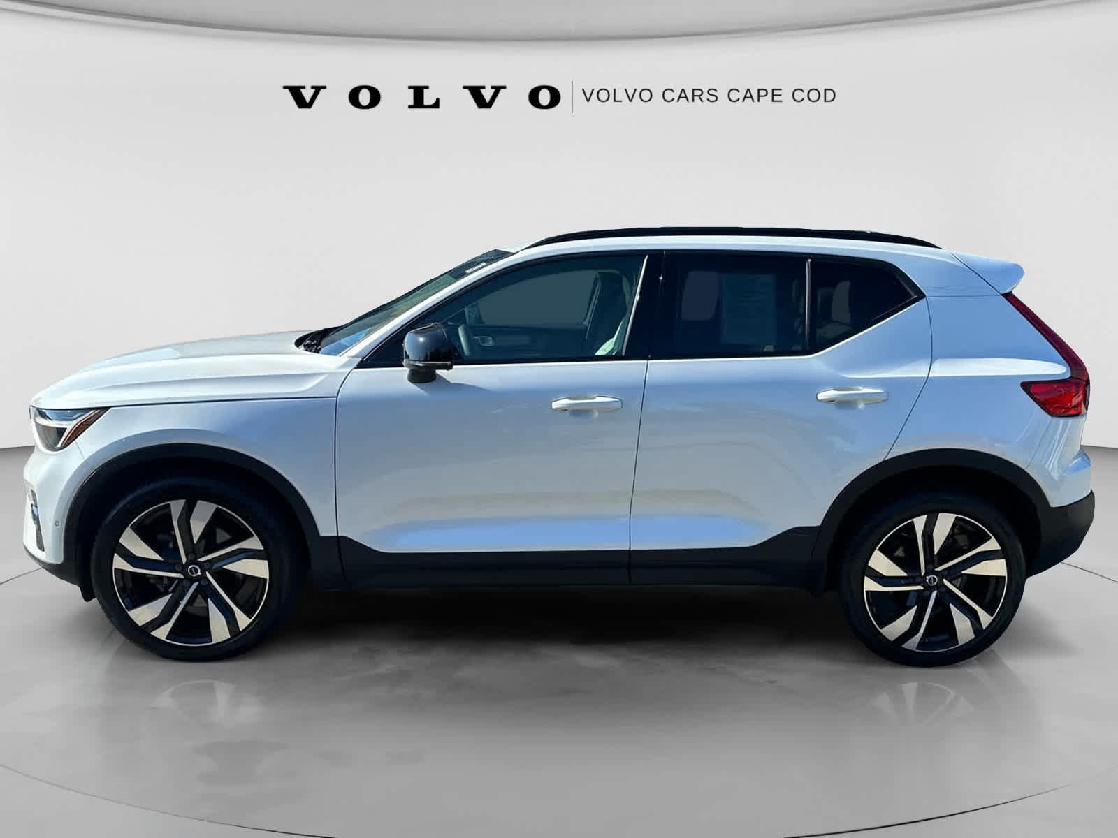 Used 2023 Volvo XC40 B5 Plus w/ Driver Assist Package AWD/4WD image 4